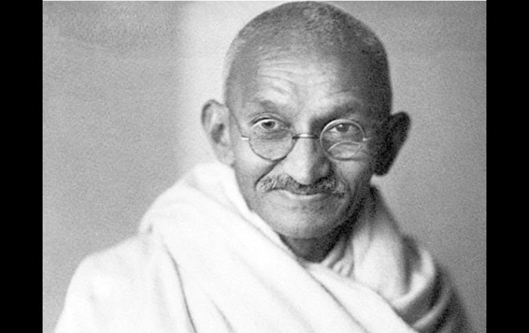 El lote se compone de cartas, fotografías y documentos inéditos del padre de la independencia india Mahatma ''Gandhi''. ESPECIAL  /