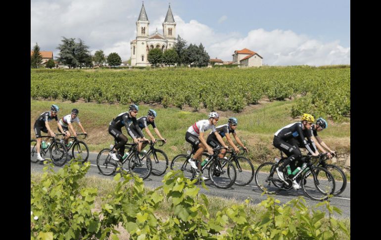 Wiggins (frente der) y sus compañeros del equipo Sky Procycling durante sesión de entrenamiento en la jornada de descanso del Tour. EFE  /