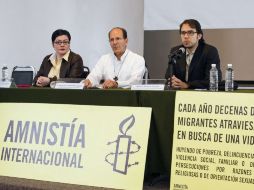 El padre Alejandro Solalinde (c), acompañado de la hermana Leticia Gutiérrez y Alberto Herrera, en conferencia de prensa. AFP  /