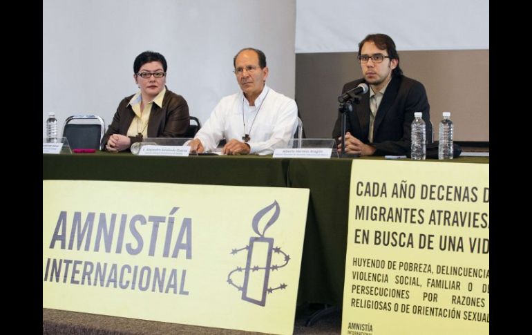 El padre Alejandro Solalinde (c), acompañado de la hermana Leticia Gutiérrez y Alberto Herrera, en conferencia de prensa. AFP  /