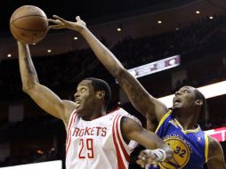 Camby, número 29, baja un balón en el primer cuarto de un juego en Houston. AP  /