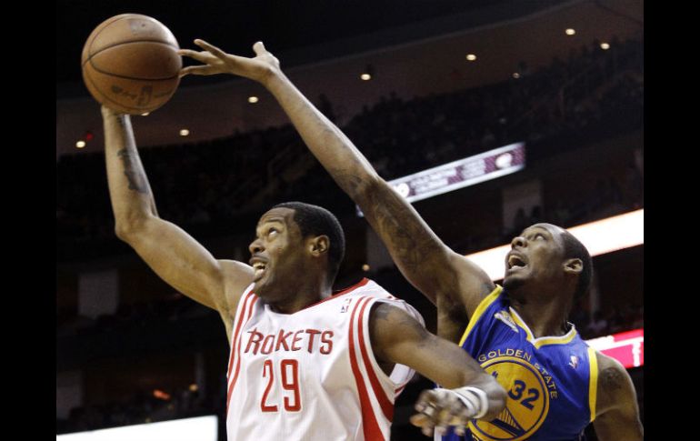 Camby, número 29, baja un balón en el primer cuarto de un juego en Houston. AP  /