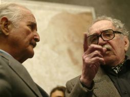 El escritor Gabriel García Márquez, cuya salud está en cuestión (d), acompañado por el mexicano Carlos Fuentes. ARCHIVO  /