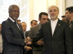 El ministro iraní de Asuntos Exteriores, Alí Akbar Salehí (d), saluda al mediador de la ONU y la Liga Árabe, Kofi Annan (i). EFE  /