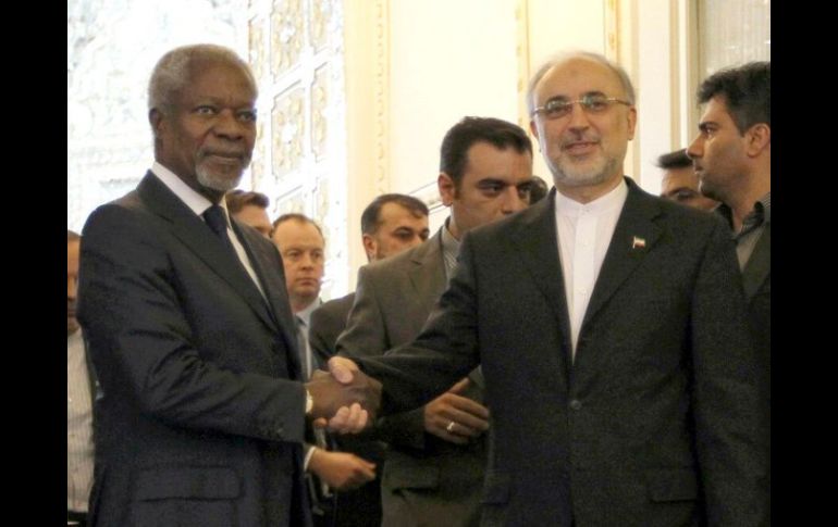 El ministro iraní de Asuntos Exteriores, Alí Akbar Salehí (d), saluda al mediador de la ONU y la Liga Árabe, Kofi Annan (i). EFE  /