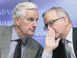 El vicepresidente económico de la Comisión Europea, Olli Rehn, dialoga con el comisario de Mercado Interior, Michel Barnier. EFE  /