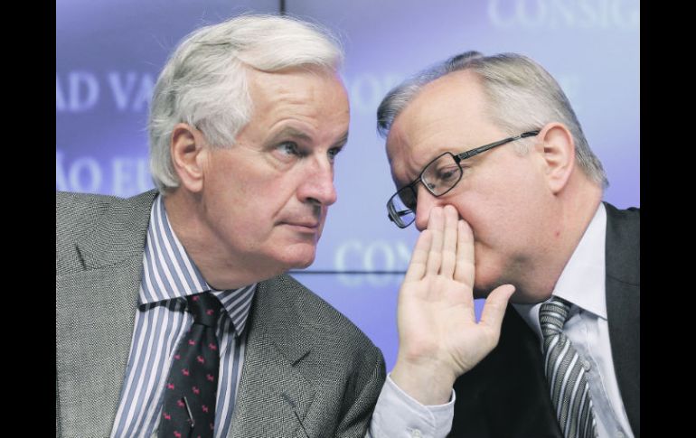 El vicepresidente económico de la Comisión Europea, Olli Rehn, dialoga con el comisario de Mercado Interior, Michel Barnier. EFE  /