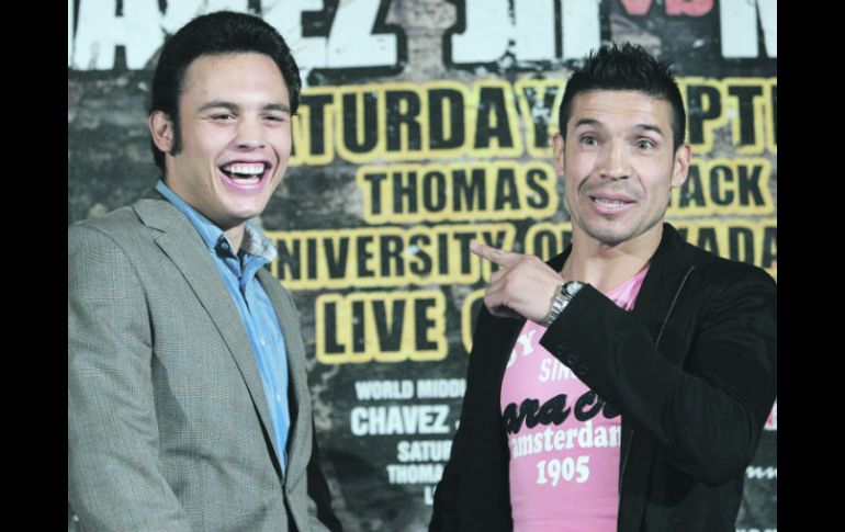 Sergio “Maravilla” Martínez (der.) bromea con Julio César Chávez, durante la presentación de la pelea en Los Ángeles. AP  /