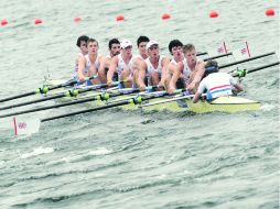 El equipo británico de remo realiza prácticas en el lago artificial del Eton Dorney. ESPECIAL  /