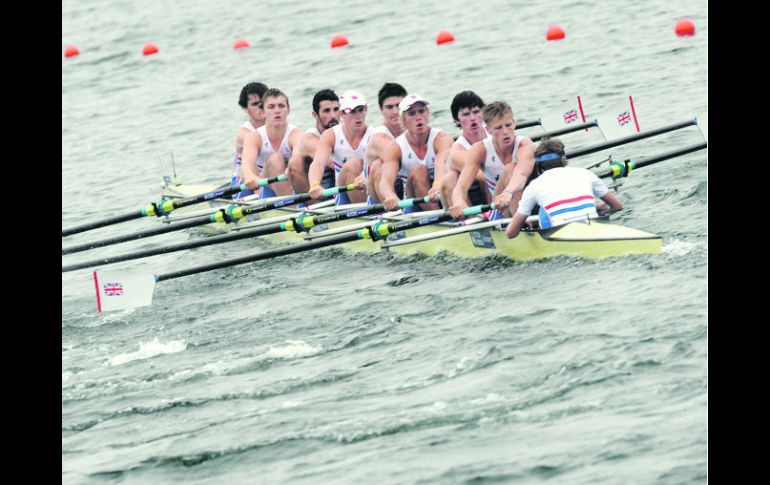 El equipo británico de remo realiza prácticas en el lago artificial del Eton Dorney. ESPECIAL  /