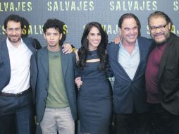 Demian Bichir, Diego Cataño, Sandra Echeverría, Oliver Stone y Joaquín Cosío presentaron en el país la película Salvajes. REUTERS  /