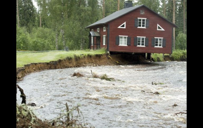 Las inundaciones también han afectado a Suecia. En la foto: la erosión ha llevado el cauce de este río fuera de su límite habitual. EFE  /