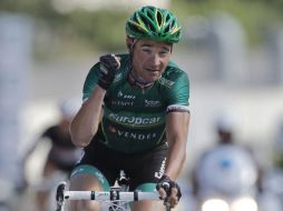 El ciclista celebra su victoria en la meta de la décima etapa del Tour de Francia. EFE  /