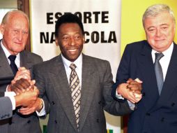 Los dos involucrados, Joao Havelange (izquierda) y Ricardo Teixeira (derecha) en una foto de archivo junto al futbolista Pelé. AP  /