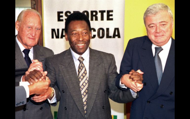 Los dos involucrados, Joao Havelange (izquierda) y Ricardo Teixeira (derecha) en una foto de archivo junto al futbolista Pelé. AP  /