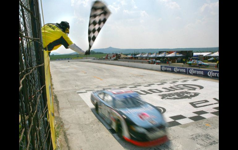 Las instalaciones del Autódromo Bernardo Obregón, que fue la 'meca' del automovilismo en Jalisco, encuentra en mal estado. ARCHIVO  /