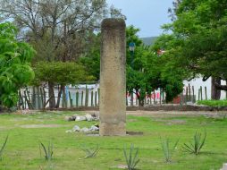 La columna pesa cuatro toneladas y media, y es la única columna completa de un edificio en ruinas de Mitla. NTX  /