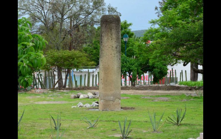 La columna pesa cuatro toneladas y media, y es la única columna completa de un edificio en ruinas de Mitla. NTX  /