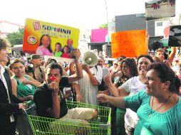 Repudio. Inconformes por el resultado de la elección en El Salto, a las afueras del Tribunal Electoral.  /