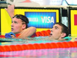 Amigos y rivales.  Ryan Lochte (izq.) y Michael Phelps observan la repetición durante los Selectivos de su país. AFP  /