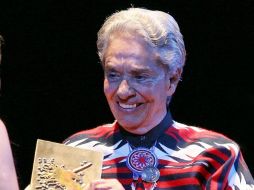 Mientras se repone, Chavela Vargas se comunica con sus admiradores mediante su cuenta de Twitter. NOTIMEX  /