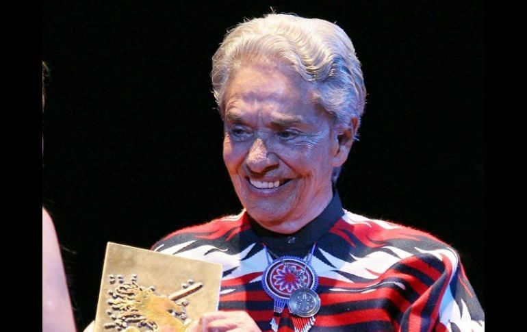 Mientras se repone, Chavela Vargas se comunica con sus admiradores mediante su cuenta de Twitter. NOTIMEX  /