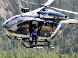 Un helicóptero de la Gendarmería francesa realiza labores de búsqueda tras la avalancha. AFP  /