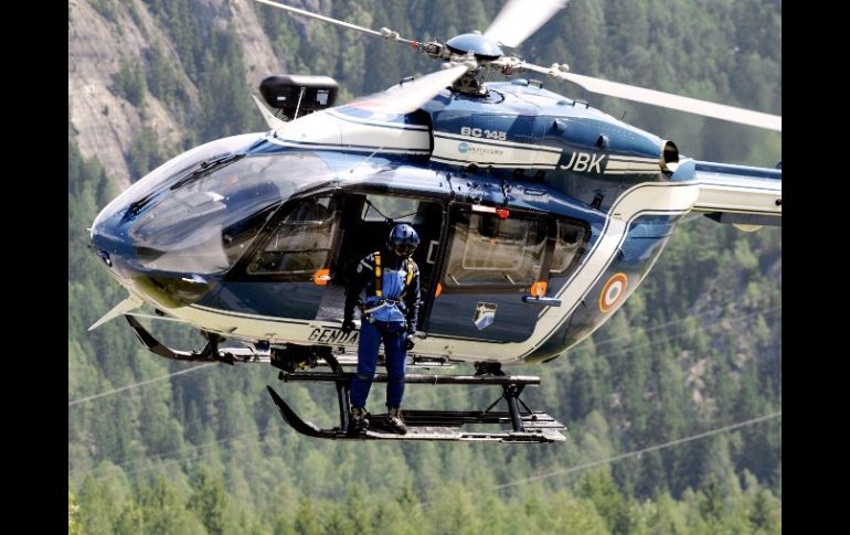 Un helicóptero de la Gendarmería francesa realiza labores de búsqueda tras la avalancha. AFP  /