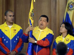 En cadena nacional de radio y televisión, Chávez abanderó al equipo de 69 atletas que participará en Juegos Olímpicos de Londres. AFP  /