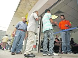 Personas que acudieron a recoger sus credenciales piden informes a personal que labora en el módulo ubicado en 16 de Septiembre  /