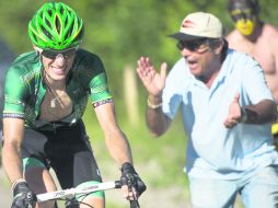 A SUFRIR. Pierre Rolland pedalea en el ascenso hacia la meta,  mientras un aficionado lo apoya. AP  /