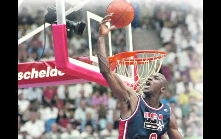 Michael Jordan (arriba) y “Magic” Johnson destacaron entre el grupo de basquetbolistas que participaron por primera vez en Olímpicos.AP  /