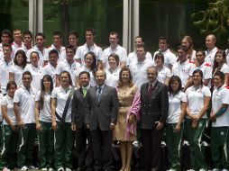 Imagen del Presidente Felipe Calderón (c) junto a la delegación olímpica y paralímpica de Londres 2012. ARCHIVO  /