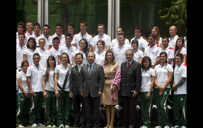 Imagen del Presidente Felipe Calderón (c) junto a la delegación olímpica y paralímpica de Londres 2012. ARCHIVO  /