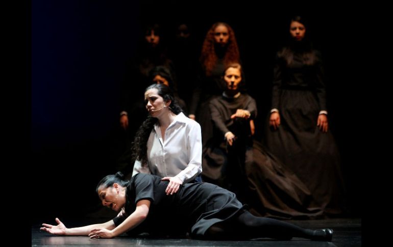 Fotografía de este 13 de julio del 2012 de un grupo de actores durante el ensayo de la ópera ''Ainadamar'', en Bogotá. EFE  /