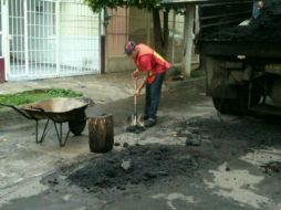 Cuadrilla trabaja tapando baches en las calles de la ciudad.  /