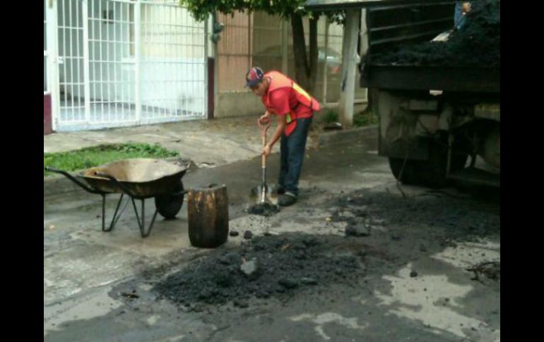 Cuadrilla trabaja tapando baches en las calles de la ciudad.  /