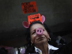 Una mujer protesta ante la supuesta compra de votos por medio de monederos electrónicos. ARCHIVO  /