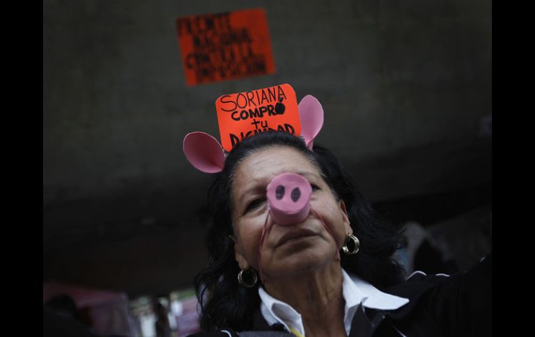 Una mujer protesta ante la supuesta compra de votos por medio de monederos electrónicos. ARCHIVO  /