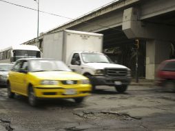 Baches en Calle Fuelle a su cruce con Lázaro Cárdenas.  /