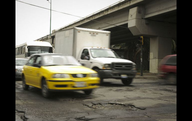 Baches en Calle Fuelle a su cruce con Lázaro Cárdenas.  /