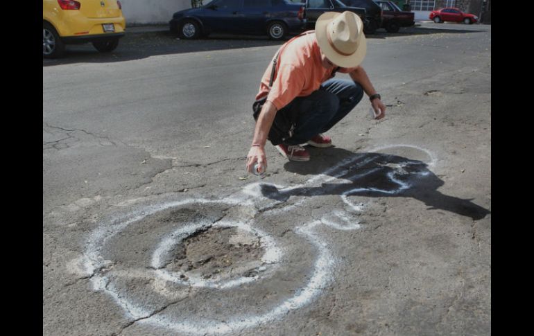 El Colectivo ''Adopta un bache'' invita al Ayuntamiento de Guadalajara a un diálogo. ARCHIVO  /