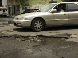 Pasaron 18 meses para que el ayuntamiento le pagara el daño a su vehículo por daño al caer en un bache.  /