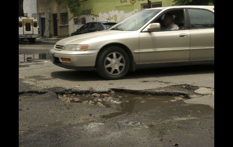 Pasaron 18 meses para que el ayuntamiento le pagara el daño a su vehículo por daño al caer en un bache.  /