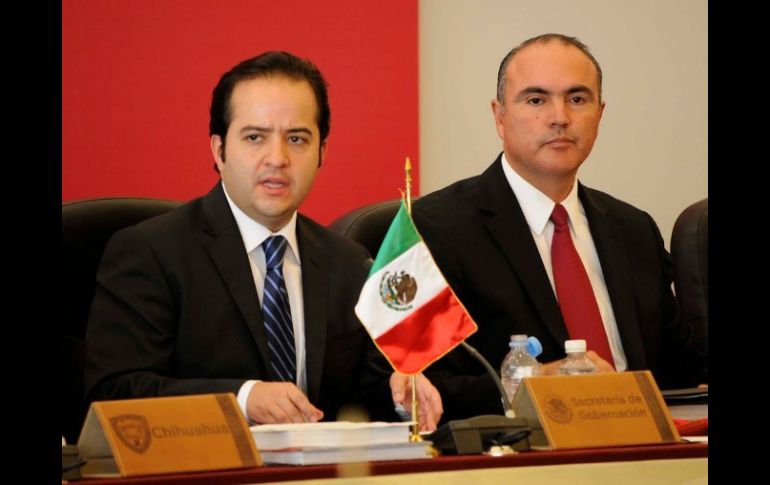 El titular de Segob, Alejandro Poiré (i) y el presidente de la Conago, Jose Calzada Rovirosa (d), durante una reunión este día. NTX  /