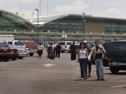 La finalidad de la promoción es brindarle a los pasajeros dejar su auto en el estacionamiento del aeropuerto a un mejor precio. ARCHIVO  /