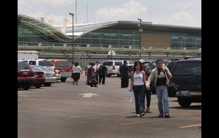 La finalidad de la promoción es brindarle a los pasajeros dejar su auto en el estacionamiento del aeropuerto a un mejor precio. ARCHIVO  /