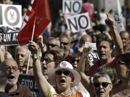 Manifestantes en la concentración de funcionarios ante la sede de la Presidencia de la Comunidad de Madrid. EFE  /