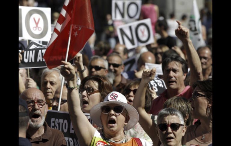 Manifestantes en la concentración de funcionarios ante la sede de la Presidencia de la Comunidad de Madrid. EFE  /