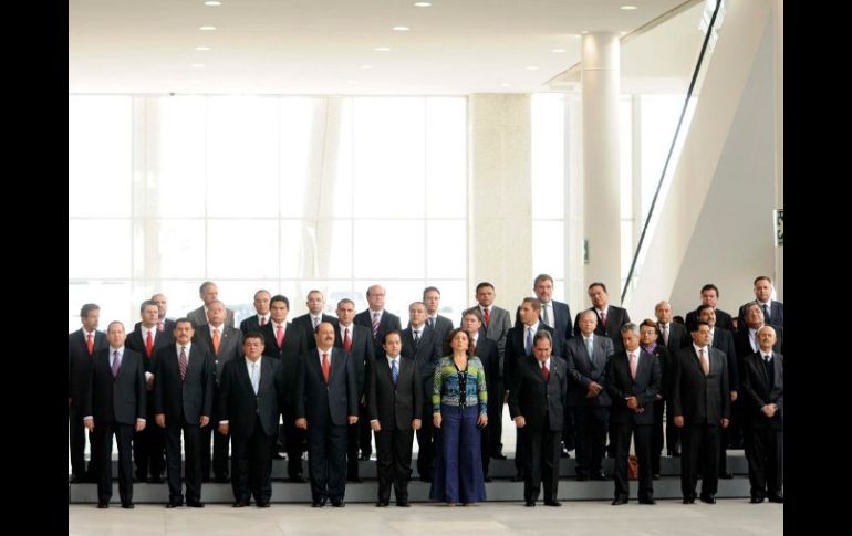 Mandatarios estatales posan para una foto de la reunión en Querétaro. NTX  /